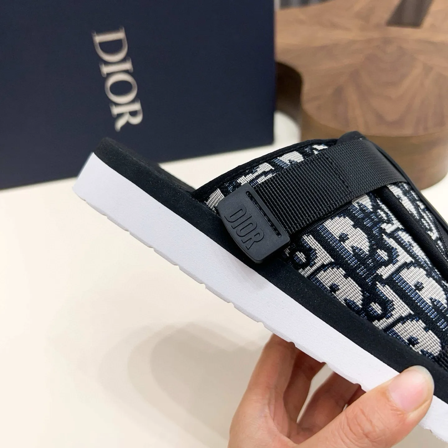 Factory price: 280💰Dior Alias ​​men's leather slippers. This Alias ​​sandal is a new summer product, showing a casual and elegant style. Carefully crafted from grained cow leather and Oblique printed fabric, with cowhide lining! Cross-strap design with metal-clad brass CD Diamond logo. The imported cowhide leather and rubber sole adds sophistication and comfort, while Oblique print-effect anti-slip panels add style. Size: 38-44 (45 customized)